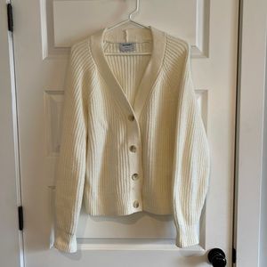 Women’s Old Navy M Tall cream v neck cable knit button down cardigan
